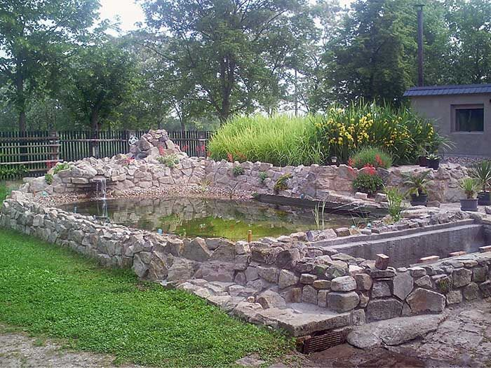 Pflanzenkläranlage mit Schönungsteich für 6 Einwohner Pflanzenkläranlage mit Schönungsteich